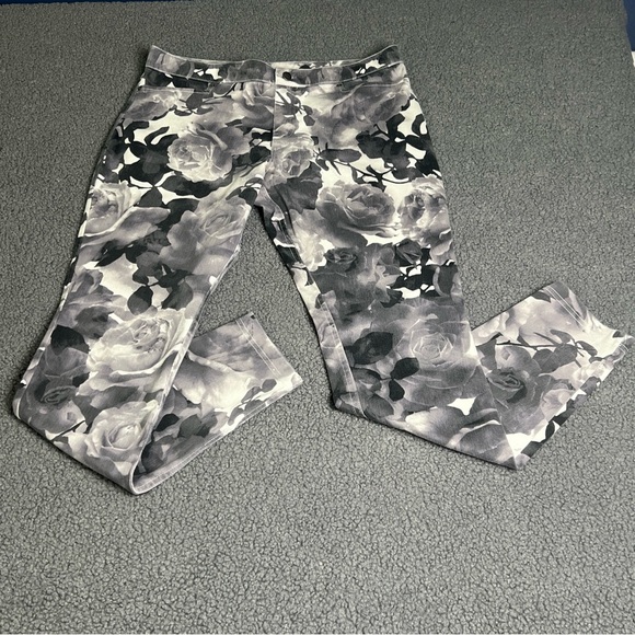 HUE Ladies Gray/White Floral Leggings/Jeggings - Size Large. - Picture 1 of 15